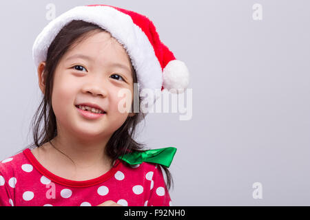 Cute Asian enfant en costume rouge de Noël. Banque D'Images