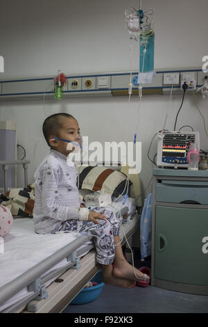 Beijing, Chine. 18 Nov, 2015. Jianhui Zhao, un 6-years-old boy (né à 25 juin 2009) qui vit dans une petite ville au nord de la Chine nommé Xingcheng, dans la province de Liaoning. Il a reçu un diagnostic de leucémie Myélomonocytaire aiguë lors de la journée du 23, octobre. © Jiwei Han/ZUMA/Alamy Fil Live News Banque D'Images