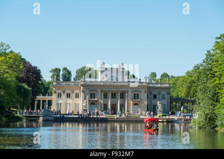 Palais Lazienki avec lac et parc sur une île artificielle, Varsovie, Mazovie Province, Pologne Banque D'Images
