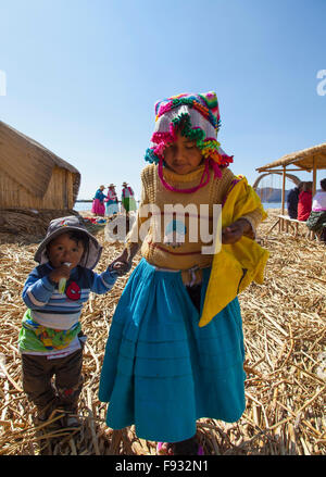 Les enfants sur le lac Titicaca, îles Uros Banque D'Images