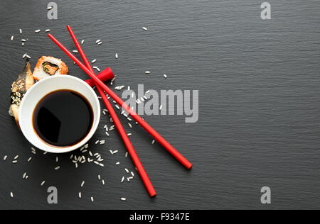 Dans un bol de sauce de soja et de sushi sur table ardoise Banque D'Images