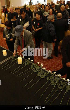 (151214) -- SAN FRANCISCO, le 14 décembre 2015 (Xinhua) -- un homme jette des fleurs pour les victimes dans le massacre de Nanjing il y a 78 ans lors d'un deuil de l'activité qui a lieu à la Chinese Culture Center de San Francisco en Californie, États-Unis, le 12 décembre 2015. Plus de 300 personnes ont participé à une activité organisée dans le centre de la culture chinoise de San Francisco le dimanche pour marquer le décès des victimes dans le massacre de Nanjing du 13 décembre 1937 à janvier 1938. (Xinhua/Liu Yilin) (ZHS) Banque D'Images