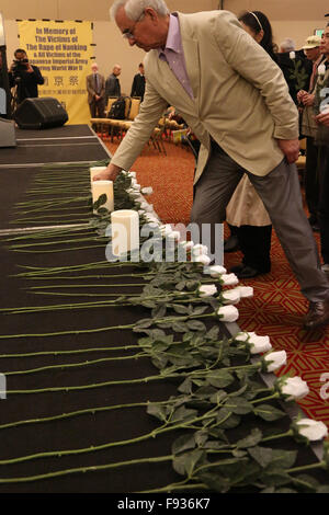 (151214) -- SAN FRANCISCO, le 14 décembre 2015 (Xinhua) -- un homme jette des fleurs pour les victimes dans le massacre de Nanjing il y a 78 ans lors d'un deuil de l'activité qui a lieu à la Chinese Culture Center de San Francisco en Californie, États-Unis, le 12 décembre 2015. Plus de 300 personnes ont participé à une activité organisée dans le centre de la culture chinoise de San Francisco le dimanche pour marquer le décès des victimes dans le massacre de Nanjing du 13 décembre 1937 à janvier 1938. (Xinhua/Liu Yilin) (ZHS) Banque D'Images