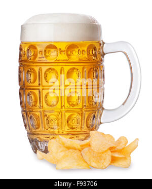 Chope de bière fraîche avec de la mousse et la pile de chips isolé sur fond blanc Banque D'Images