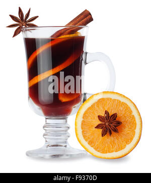 Vin chaud avec des épices dans du verre et orange isolé sur fond blanc Banque D'Images