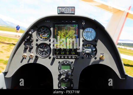 Vue du pilote du tableau de bord Schempp-Hirth Duo Discus glider avec afficheur couleur LX navigation Zeus. Banque D'Images