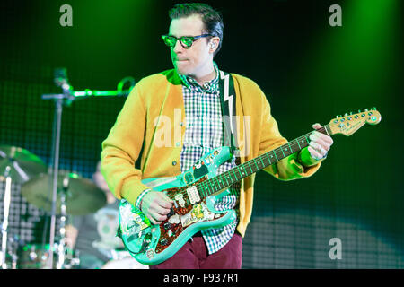 Los Angeles, Californie, USA. 13 Décembre, 2015. Les rivières de musicien CUOMO Weezer il se produit au cours de la 26e assemblée annuelle de Noël acoustique presque KROQ lors du Forum de Los Angeles, Californie © Daniel DeSlover/ZUMA/Alamy Fil Live News Banque D'Images