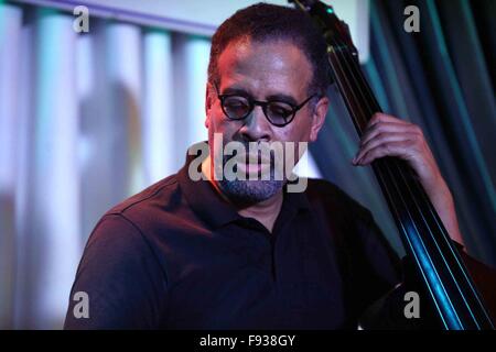 La BlueNote présente le Trio - Stanley Clarke, Stanley Clarke, Lenny White et George Cables comprend : Stanley Clarke Où : NYC, New York, United States Quand : 11 Nov 2015 Banque D'Images