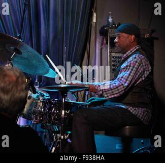 La BlueNote présente le Trio - Stanley Clarke, Stanley Clarke, Lenny White et George Cables comprend : Lenny White Où : NYC, New York, United States Quand : 11 Nov 2015 Banque D'Images