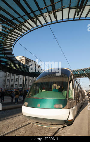 Strasbourg Le tram à la gare centrale, l'Homme de Fer, le tramway de Strasbourg, Strasbourg France Europe Banque D'Images