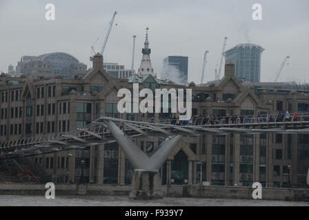 Londres, Royaume-Uni, 13 décembre 2015, Misty dimanche après-midi avant Noël sur la rive nord de la Tamise et la ville. Credit : JOHNNY ARMSTEAD/Alamy Live News Banque D'Images