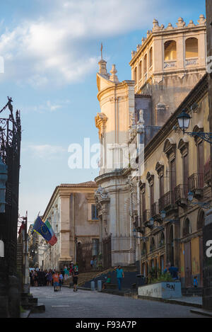 Via Crociferi Catania, vue sur la Via Crociferi à Catane, Sicile, montrant l'élégante façade curviligne de l'église baroque de San Giuliano. Banque D'Images