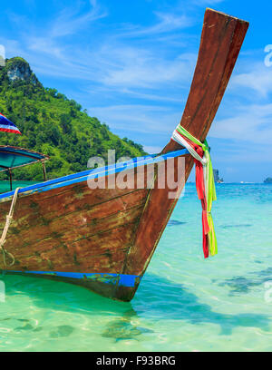 Transport en bateau à longue queue, en Thaïlande l'île phiphi Banque D'Images