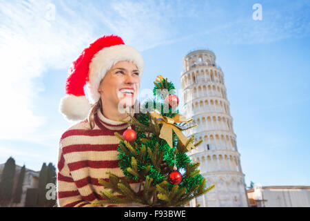 Les jeunes, des démangeaisons de l'énergie et la recherche de l'excitation. Je vais à Noël voyage en Italie. C'est pas sorcier. Woman in Santa Banque D'Images