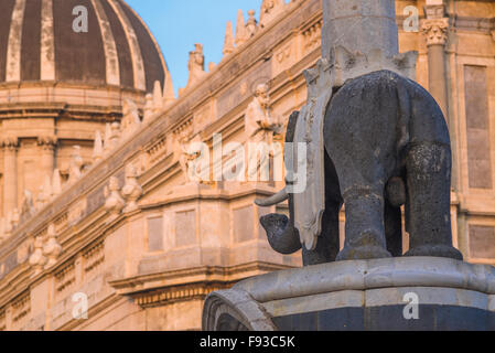La cathédrale de Catane, vue d'un article de la cathédrale et de l'Liotru - un éléphant de lave situées sur une fontaine historique dans la Piazza del Duomo, la Sicile. Banque D'Images