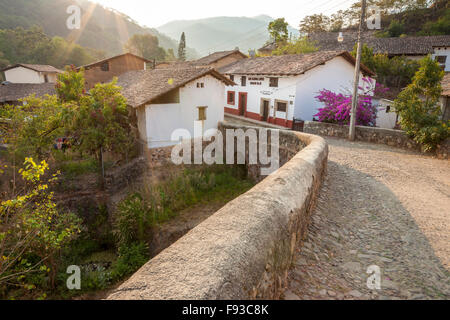 Un vieux pont en pierre mène au village de San Sebastián del Oeste, Jalisco, Mexique. Banque D'Images