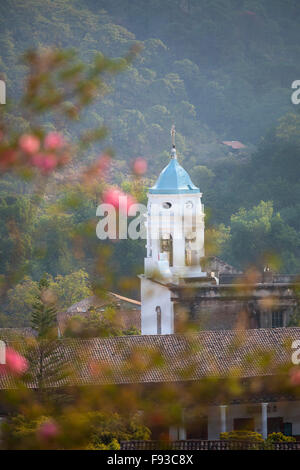 Le clocher de l'église blanche au printemps, San Sebastián del Oeste, Jalisco, Mexique. Banque D'Images