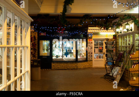 Cour de Cotswold boutiques à Noël, Broadway, Worcestershire, Angleterre, RU Banque D'Images