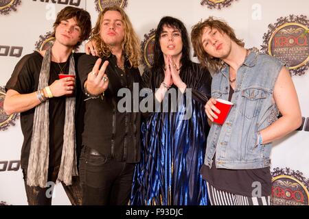 Los Angeles, Californie, USA. Dec 12, 2015. JED ELLIOTT, ADAM SLACK, Luc Spiller et GETHIN DAVIES (L-R) de la backstage Struts au cours de la 26e assemblée annuelle de Noël acoustique presque KROQ lors du Forum de Los Angeles, Californie © Daniel DeSlover/ZUMA/Alamy Fil Live News Banque D'Images