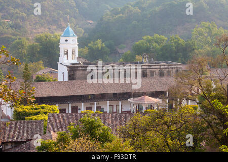 Le clocher de l'église blanche accueille la lumière du matin à San Sebastián del Oeste, Jalisco, Mexique. Banque D'Images