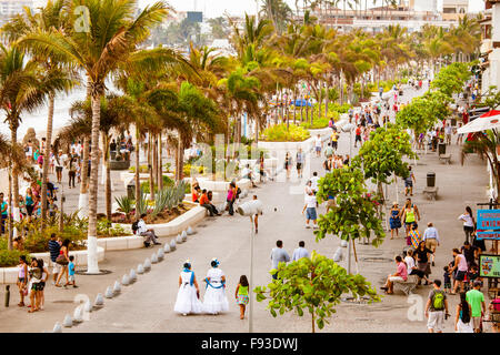 Un couple de se tenir dehors de la foule sur le Malecon à Puerto Vallarta, au Mexique. Banque D'Images