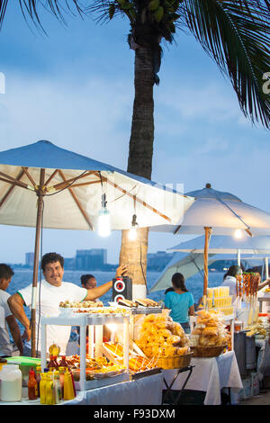 Des stands de restauration de rue sur le Malecon à Puerto Vallarta, au Mexique. Banque D'Images