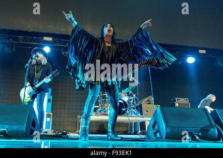 Los Angeles, Californie, USA. Dec 12, 2015. Le guitariste ADAM SLACK (L) et Luc SPILLER les équilibreurs en concert au cours de la 26e assemblée annuelle de Noël acoustique presque KROQ lors du Forum de Los Angeles, Californie © Daniel DeSlover/ZUMA/Alamy Fil Live News Banque D'Images