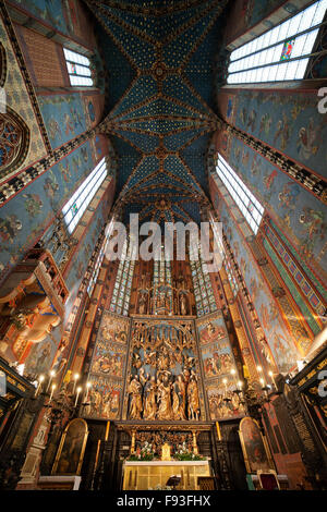 La Pologne, la ville de Cracovie, l'Église Mariacki - Basilique Sainte Marie de l'intérieur, autel avec retable de Veit Stoss - Wita Stwosza, G Banque D'Images