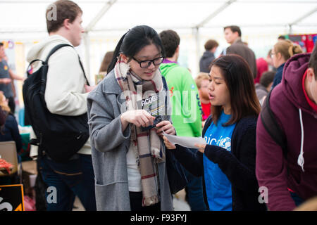 Freshers Semaine à l'Université UK : Deux jeunes femmes chinoises, l'université d'Aberystwyth, étudiants de premier cycle à l'étranger signature jusqu'à rejoindre des groupes sociaux et communautaires et les sociétés à l'Freshers juste dans la semaine d'ouverture de l'année scolaire, septembre 2015, Pays de Galles, Royaume-Uni Banque D'Images