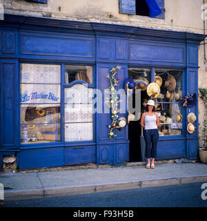 Fille pose en face de 'La Maison Bleue', la Maison Bleue, soleil et chapeau de paille boutique, Sault, Vaucluse, Provence, France, Europe Banque D'Images