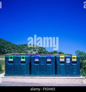 Bacs à poussière domestiques pour le tri sélectif des déchets ménagers et le recyclage, en dehors du village écologique, Vaucluse, Provence, France, Europe Banque D'Images