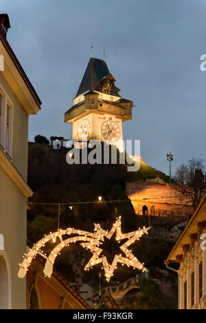 Décoration de Noël et tour de l'horloge sur la colline du château, Graz, en Styrie, Autriche Banque D'Images