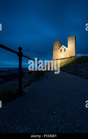 Un crépuscule voir des tours jumelles de l'église de la Vierge Marie à Reculver sur la côte nord du Kent. Banque D'Images