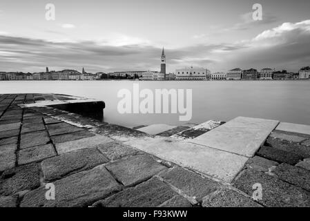 Un classique noir et blanc scène de Venise ; à la recherche vers la Piazza San Marco à partir de la lagune, à San Giorgio Maggiore. Banque D'Images