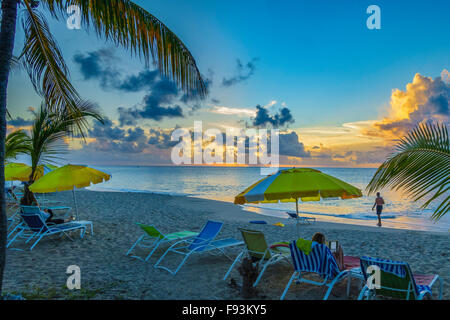 Se détendre sur la plage au coucher du soleil sur une jolie plage, à Sainte-Croix, les Îles Vierges des États-Unis. Banque D'Images