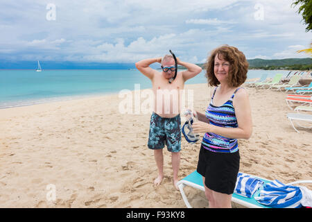 Un couple âgé de 50 ans se préparent à faire de la plongée avec tuba dans la mer des Caraïbes à Sainte Croix, Îles Vierges des États-Unis. Banque D'Images