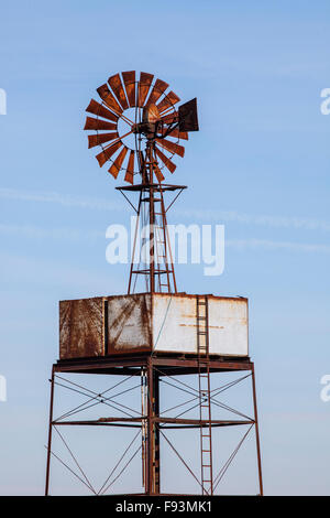 Old rusty moulin contre de ciel bleu... Banque D'Images