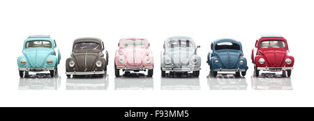 Collection de vieux VW Bettle voitures faites par Corgi sur fond blanc Banque D'Images