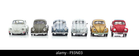 Collection de vieux VW Bettle voitures faites par Corgi sur fond blanc Banque D'Images