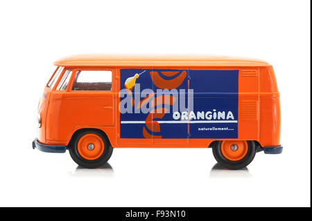 Vieux VW Van avec Orangina Logo sur fond blanc Banque D'Images