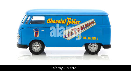 Vieux Van VW faite par Corgi avec Logos Toblerone sur fond blanc Banque D'Images