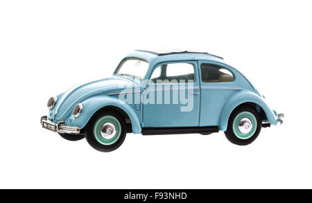 VW Coccinelle modèle coulé en bleu sur fond blanc. Banque D'Images