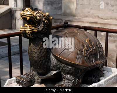 Tortue en bronze dans le parc Beihai, Beijing, China, Asia Banque D'Images