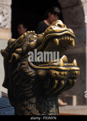 Tortue en bronze dans le parc Beihai, Beijing, China, Asia Banque D'Images