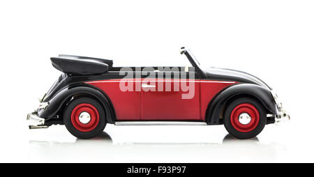 VW Beetle convertible en rouge et noir, modèle moulé sur un fond blanc. Banque D'Images