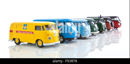 Collection de vieux VW cars et les campeurs faites par Corgi sur fond blanc Banque D'Images