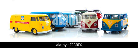 Collection de vieux VW cars et les campeurs faites par Corgi sur fond blanc Banque D'Images