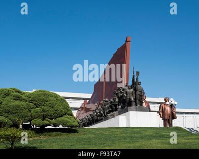 Groupe de figures près de Monument troupe artistique Mansudae, Pyongyang, Corée du Nord, d'Asie Banque D'Images