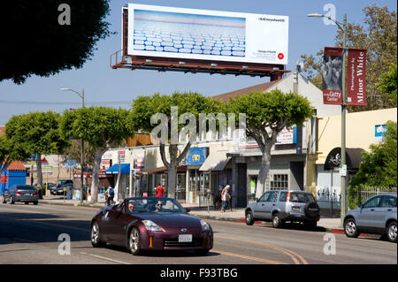 Un Georgia O'Keeffe la peinture est reproduite sur un panneau publicitaire en plein air au-dessus de Robertson Boulevard à Los Angeles au cours de l'art partout. Banque D'Images