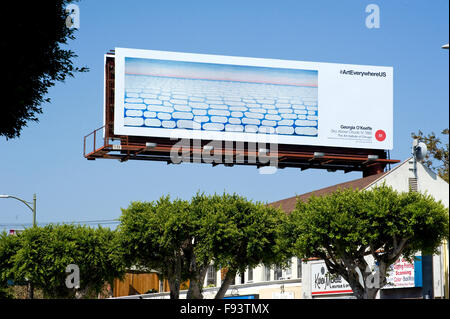 Une peinture Georgia O'Keeffe est reproduit sur une piscine panneau publicitaire à Los Angeles au cours de l'art partout, de l'événement Banque D'Images